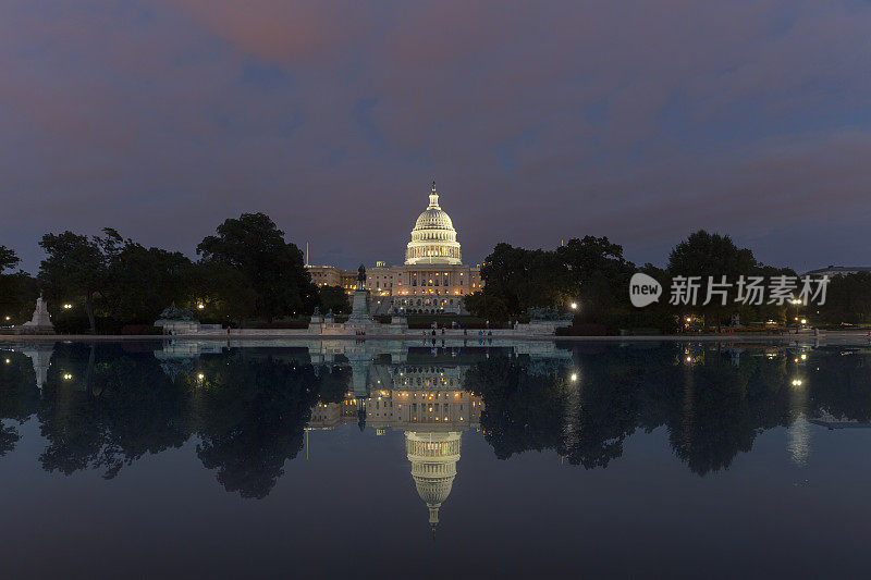 华盛顿特区，美国国会大厦在多云的日出