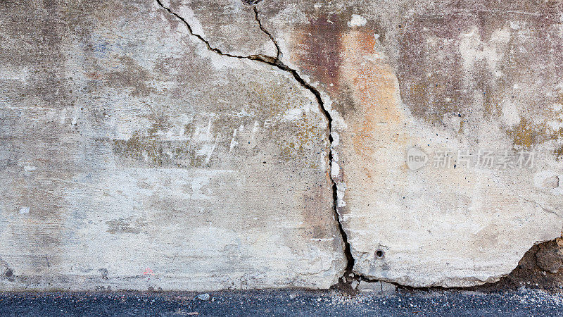 水泥墙出现大裂缝