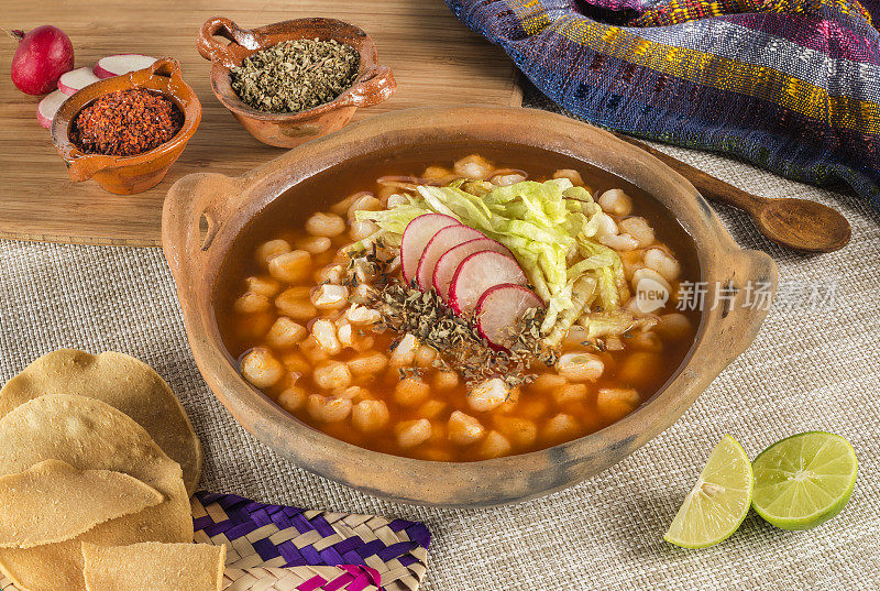 传统的墨西哥玉米汤。