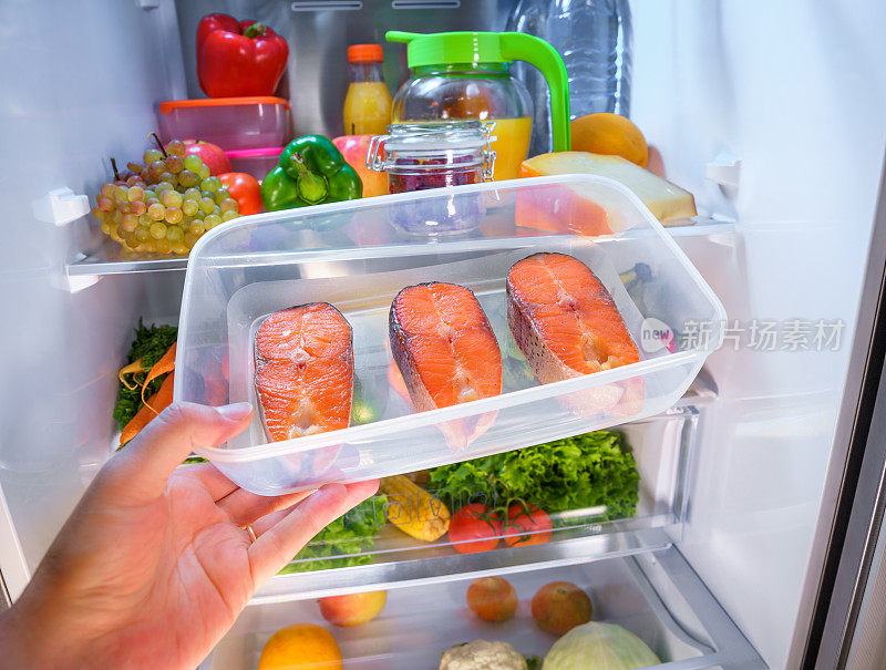 生鲑鱼排在敞开的冰箱里