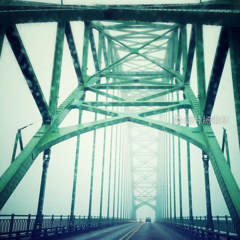 在雾中过桥时司机的视角