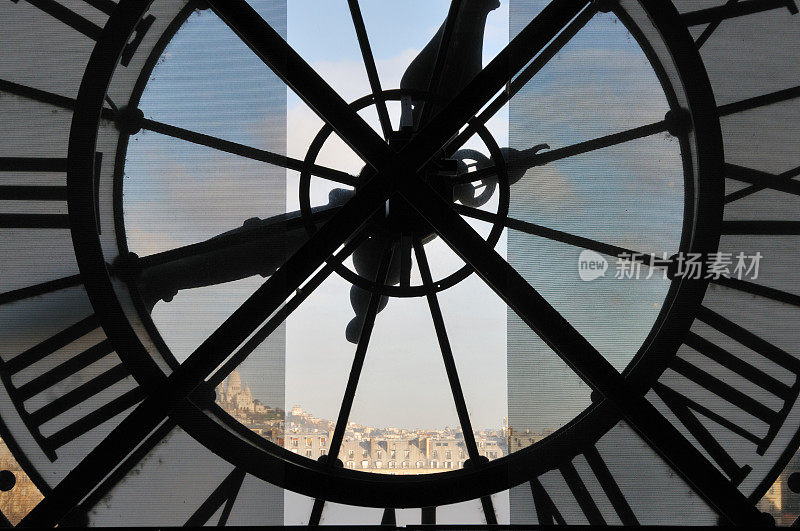 透过钟面可以看到巴黎蒙马特的景色