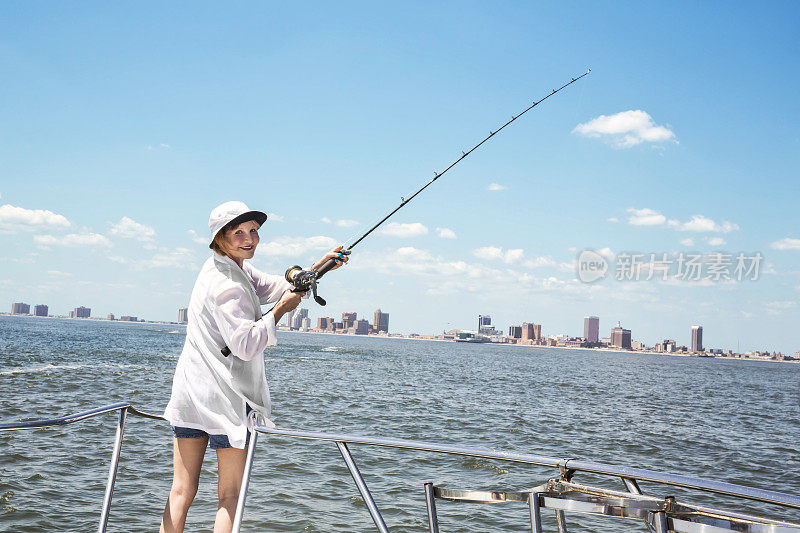 系列:在大西洋城海岸一艘船上钓鱼的女人