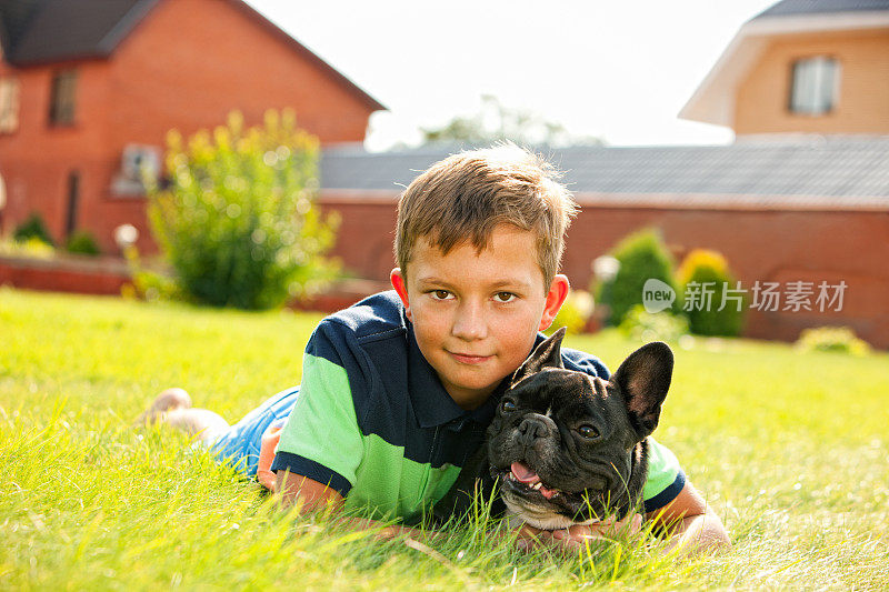 少年男孩肖像与法国斗牛犬
