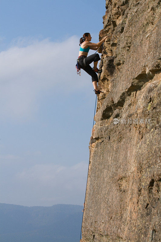 女人rockclimbing