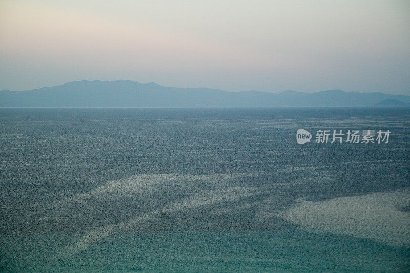 深蓝色的海