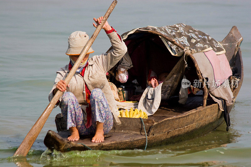 可怜的柬埔寨妇女和她的孩子
