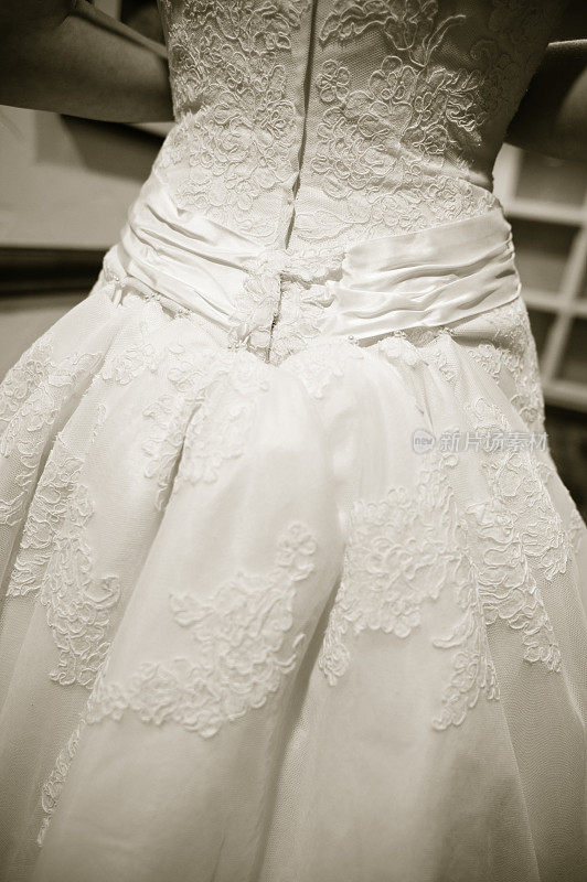 婚纱背后的细节在经典的深褐色调
