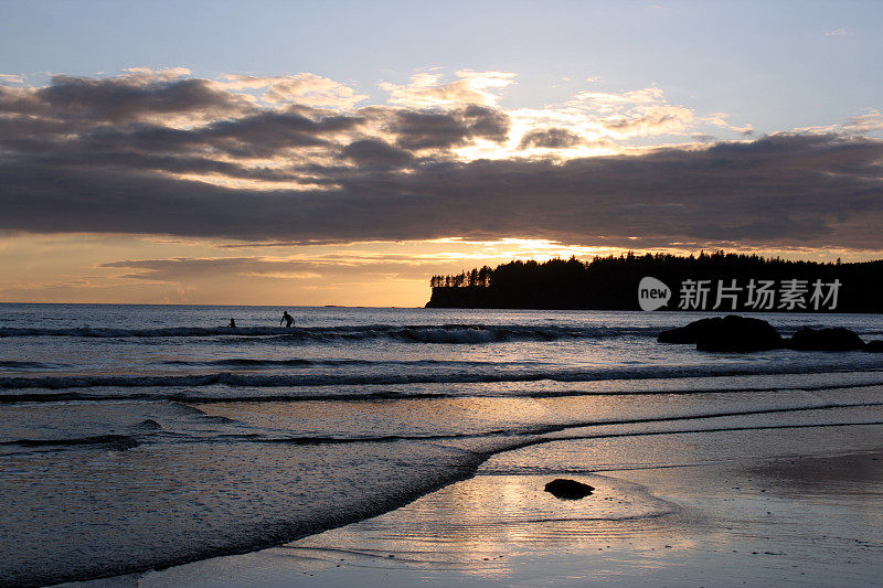 马卡湾的日落冲浪者