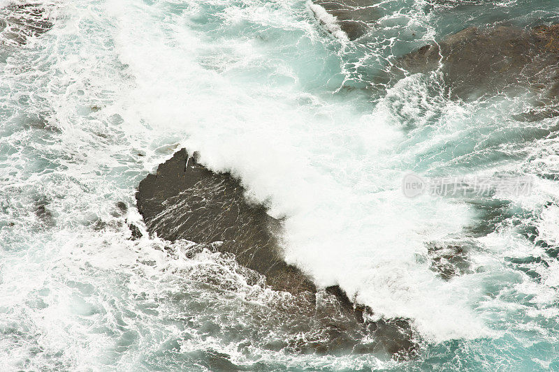 波涛汹涌的海面