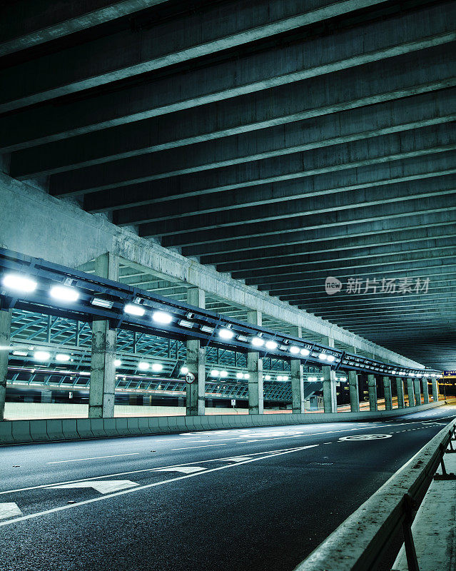 夜间隧道公路