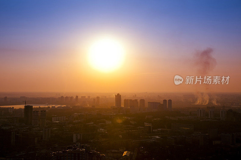 太阳在城市。鸟瞰图