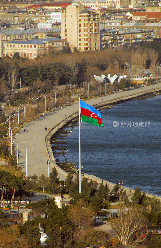 阿塞拜疆，巴库:海道上的国旗