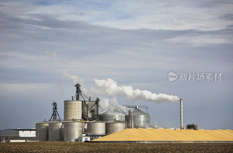 中西部的乙醇工厂和大堆玉米。