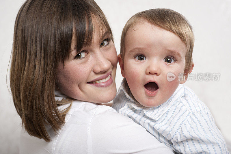母亲和婴儿脸上露出惊讶的表情