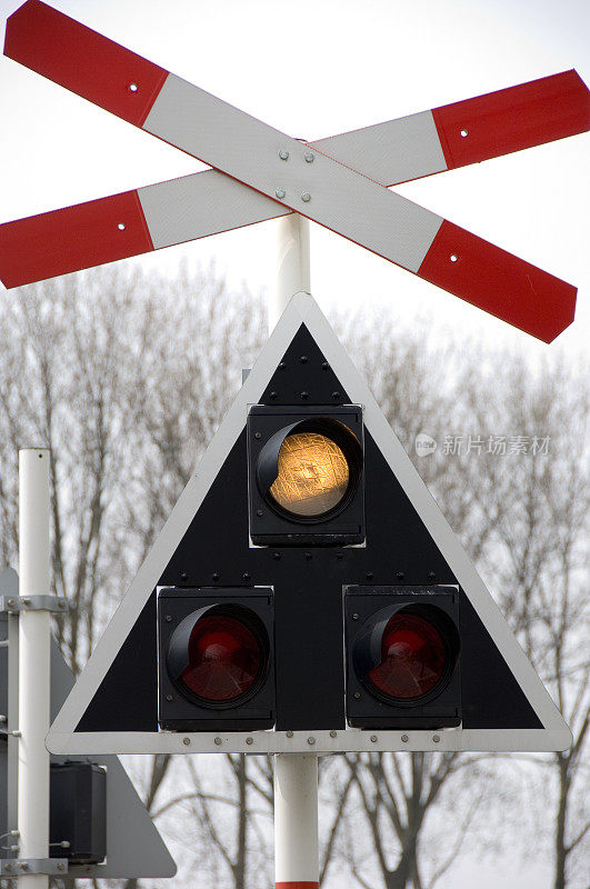 铁路十字路口的铁路信号灯