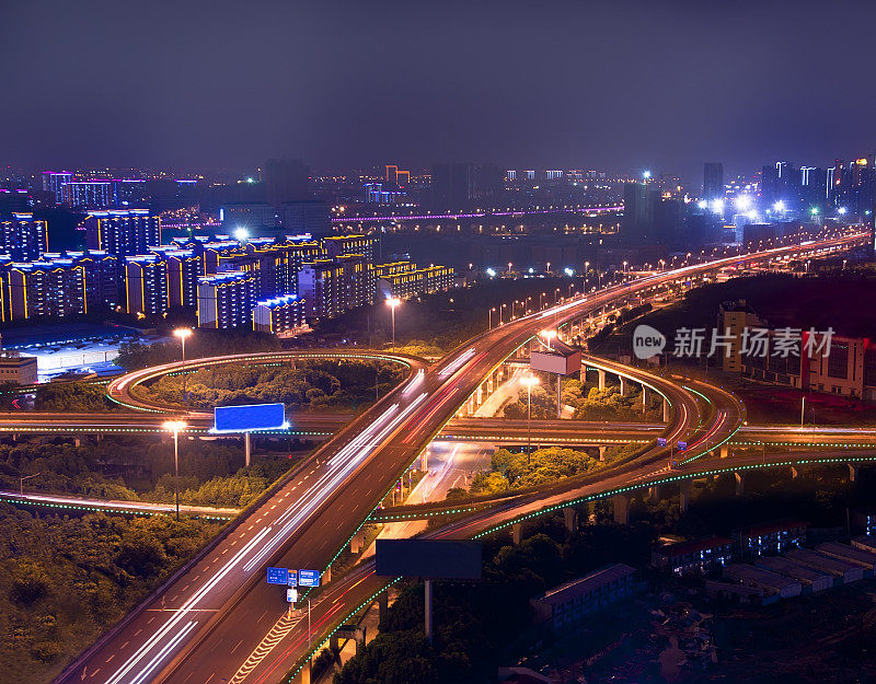 高速公路在夜晚与汽车灯光在现代城市