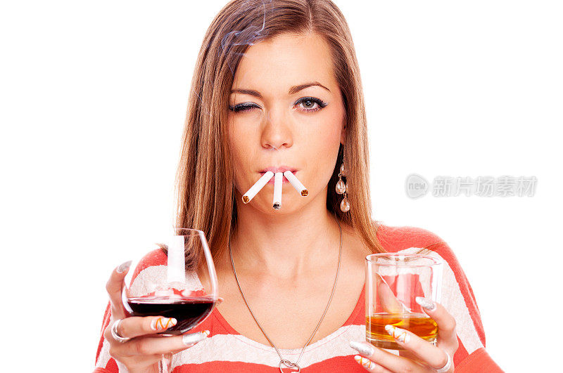 女人抽烟喝酒