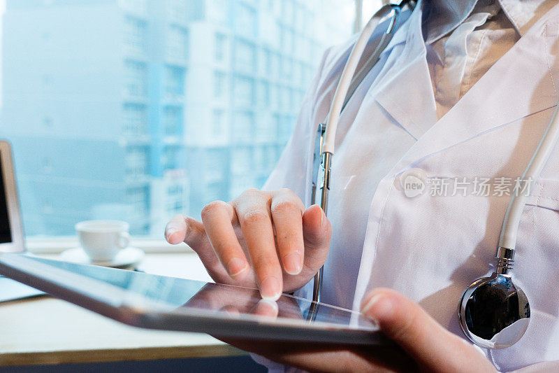 医生使用数码平板电脑