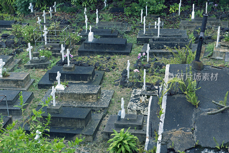 美国夏威夷岛乡村墓地的破墓穴