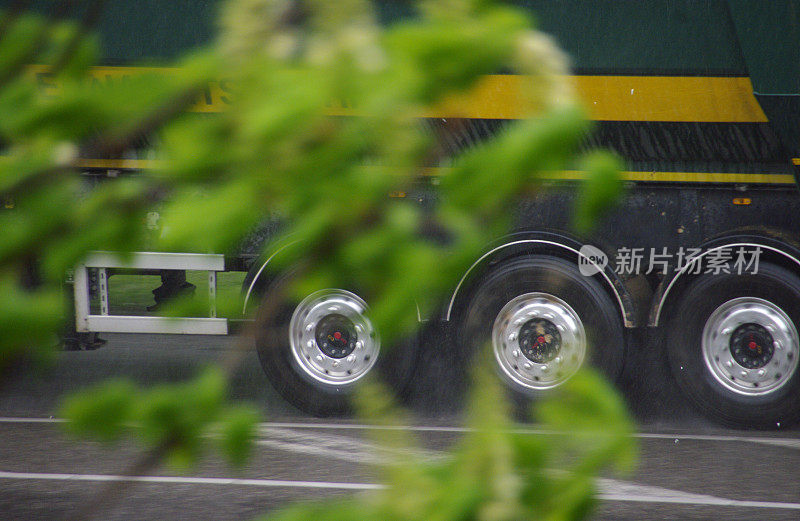 大雨在交通中