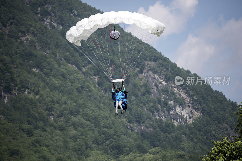 一名伞兵在瑞士伯尔尼坎顿着陆。