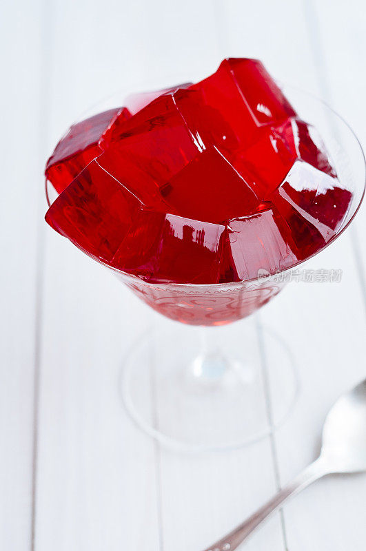 玻璃里的红色果冻块