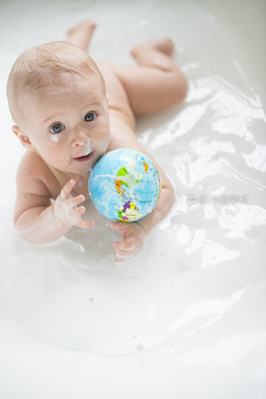 宝宝洗澡和玩塑料球球。