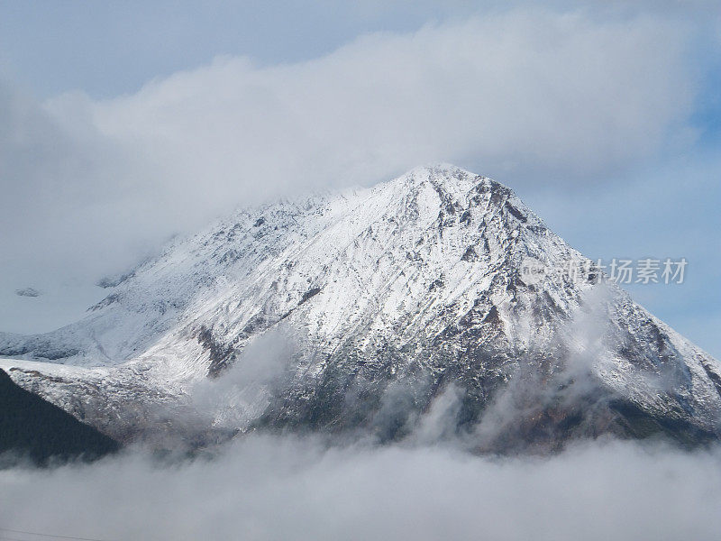白雪覆盖的山高于云