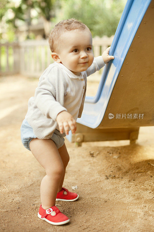 幼儿站在操场上