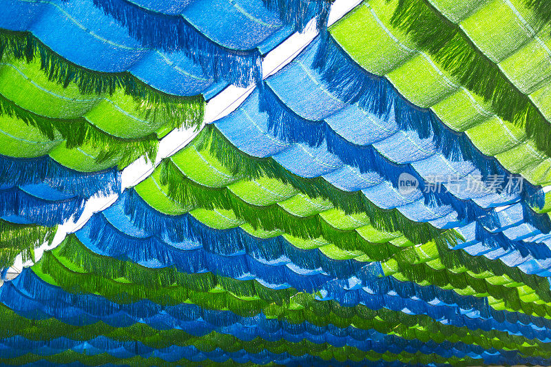 户外色彩缤纷的织物雨棚屋顶