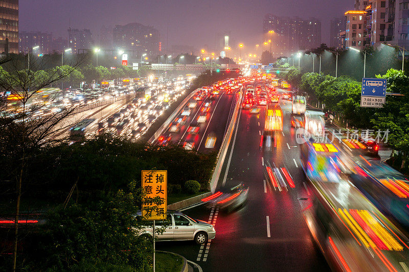 中国广州，广州，晚上街道上的交通