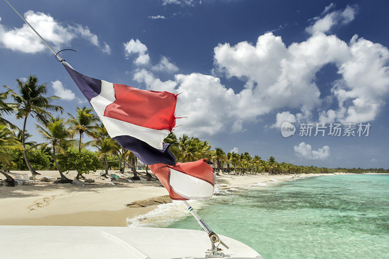 加勒比海的多米尼加国旗