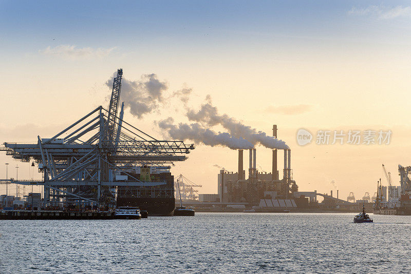 日落时分的工业港口码头