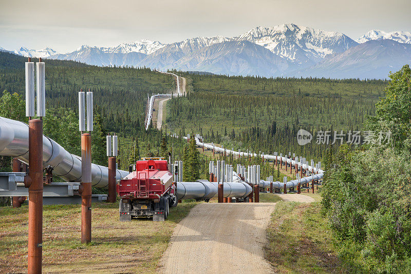 风景横贯阿拉斯加管道近距离维修卡车