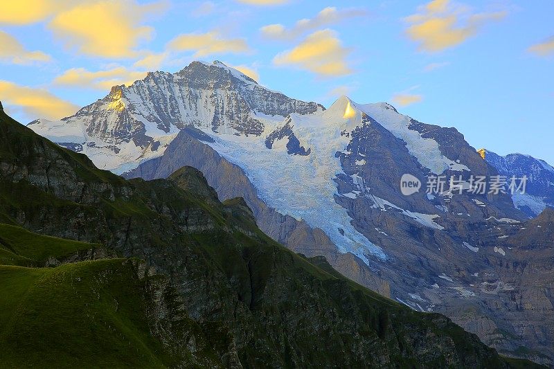 瑞士阿尔卑斯山劳特布伦南和格林德瓦尔德山谷上的少女