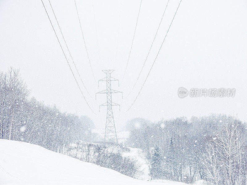 在暴风雪中的水电塔