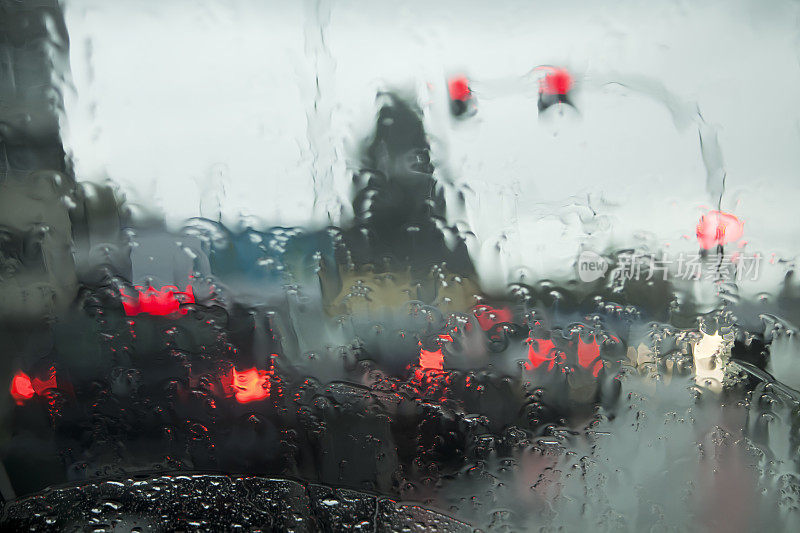 在雨天开车，红灯停。