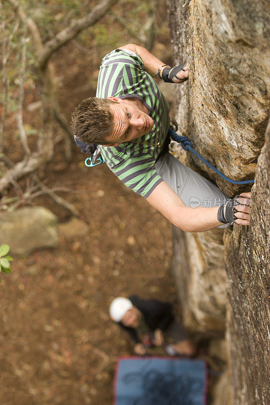 男人rockclimbing