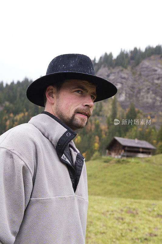在瑞士阿尔卑斯山戴黑帽子的男人