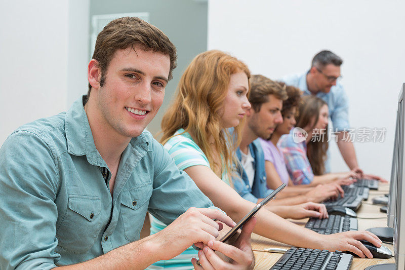 计算机课上使用平板电脑的学生