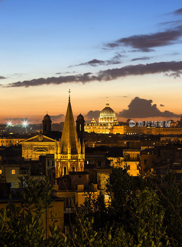 黄昏时分，意大利罗马的教堂圆屋顶