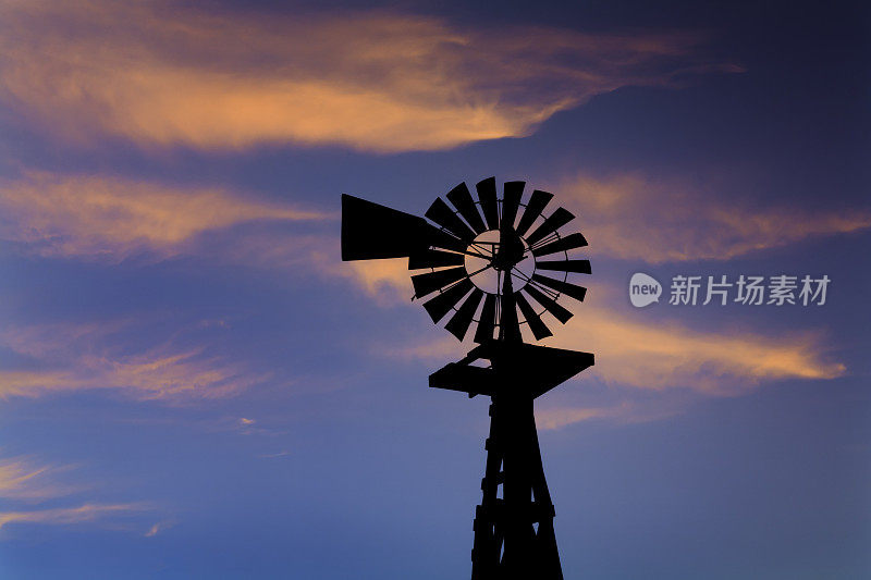 德克萨斯州日落时的老风车