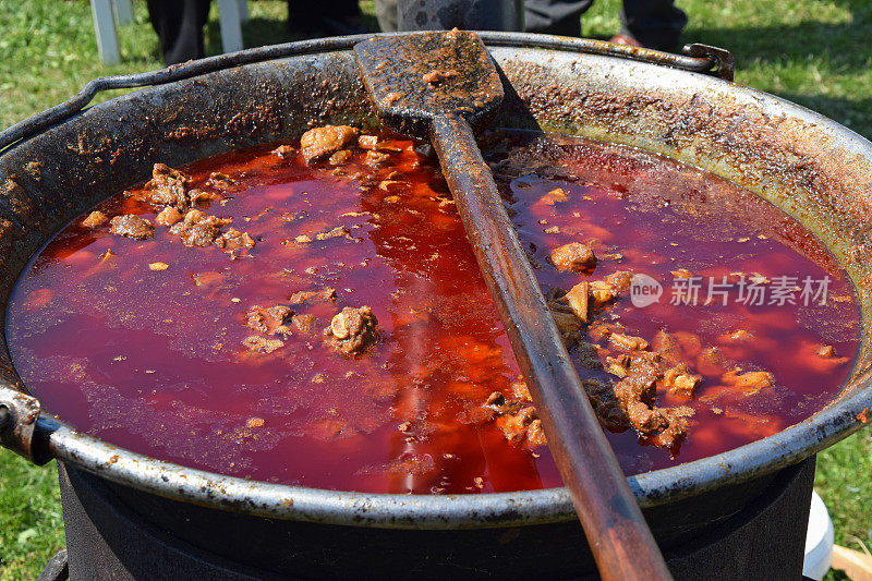 在户外烹饪菜炖牛肉