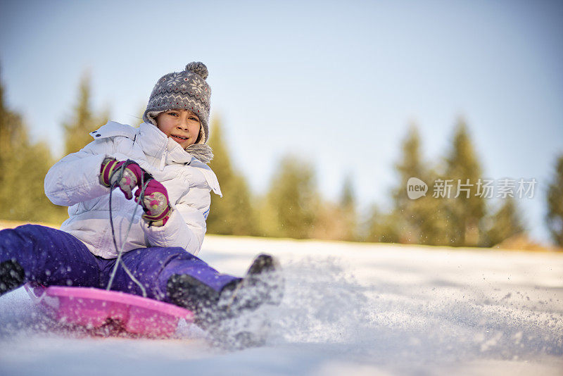 小女孩在雪中拉雪橇