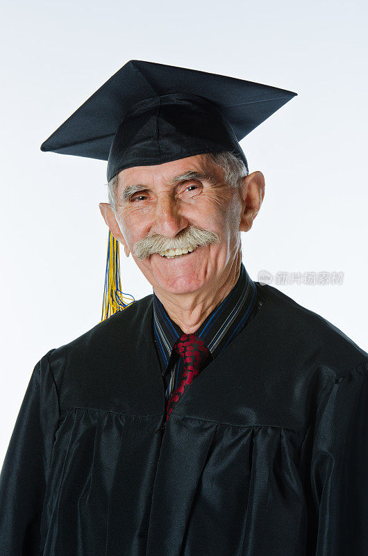 戴着毕业帽和毕业服的老年人
