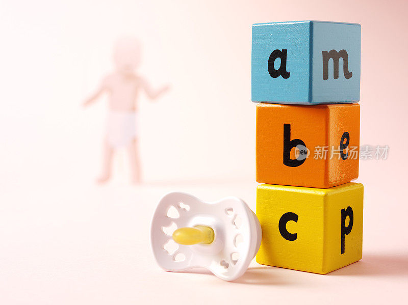 ABC播放儿童积木和婴儿玩偶