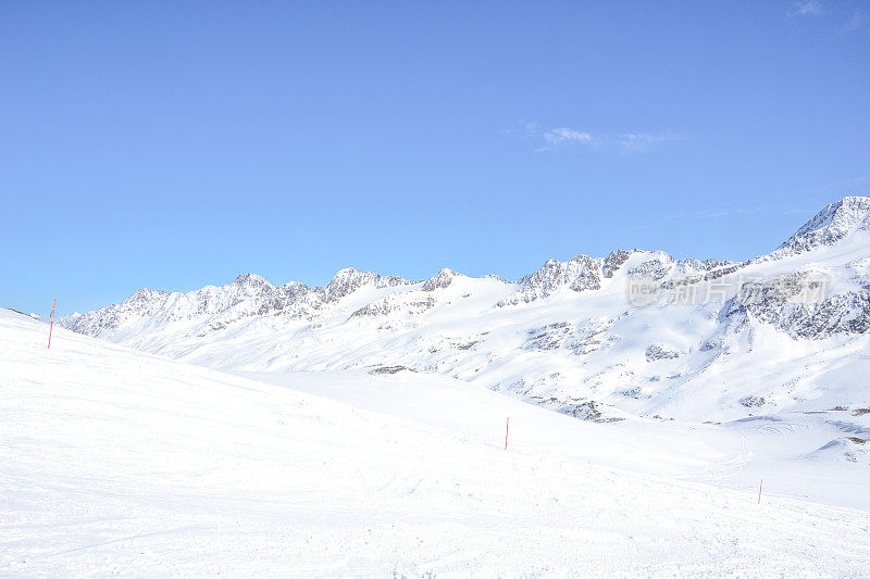 senales冰川上的雪山山峰