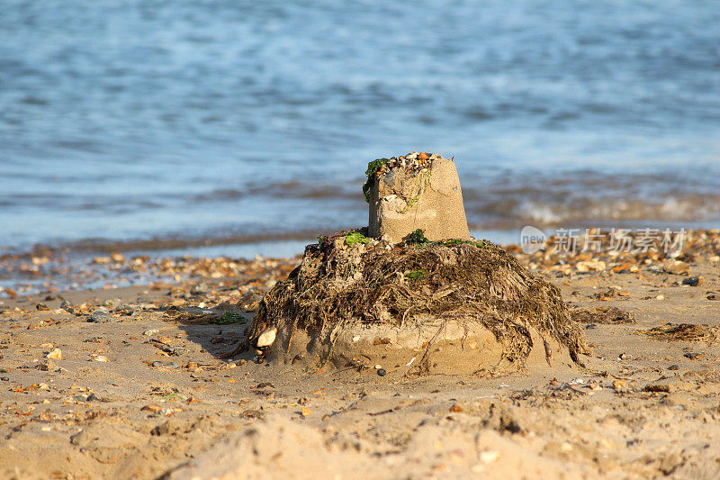 沙滩上的沙堡，在海边度假时建造的沙堡