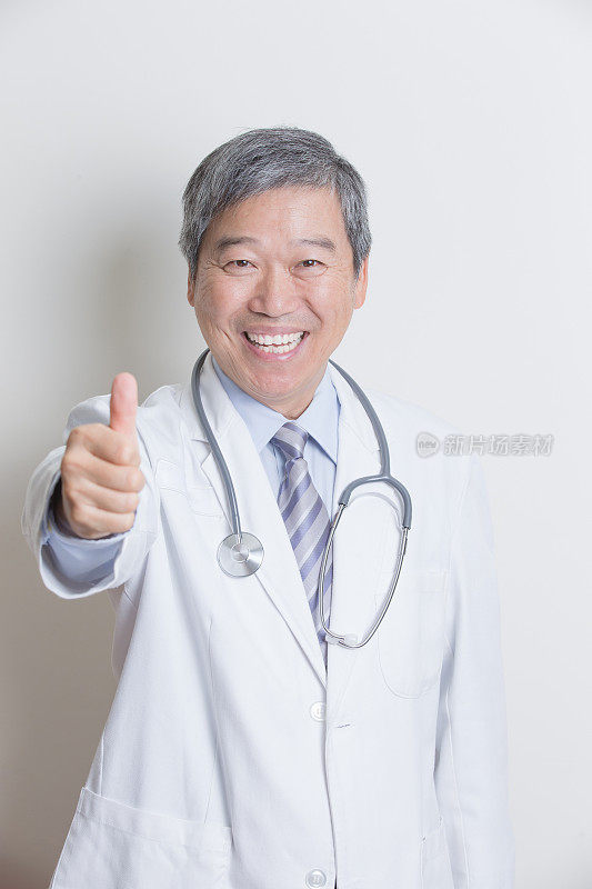 亚洲资深医生竖起大拇指
